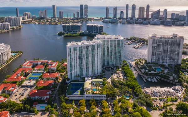 Peninsula II drone & aerial image 3 in Aventura