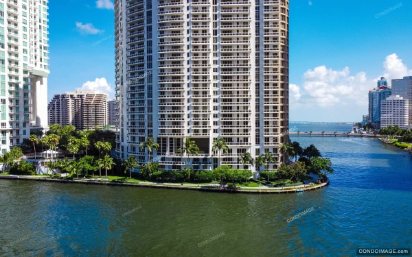 Carbonell drone & aerial image 3 in Brickell Key